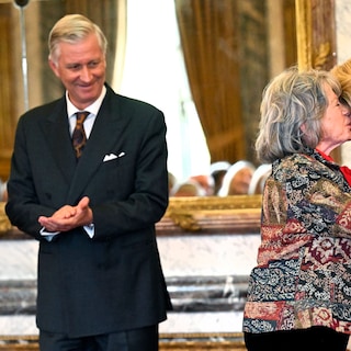Chris Lomme is maar wat blij met haar nieuwe titel en geeft de koningin prompt twee kussen