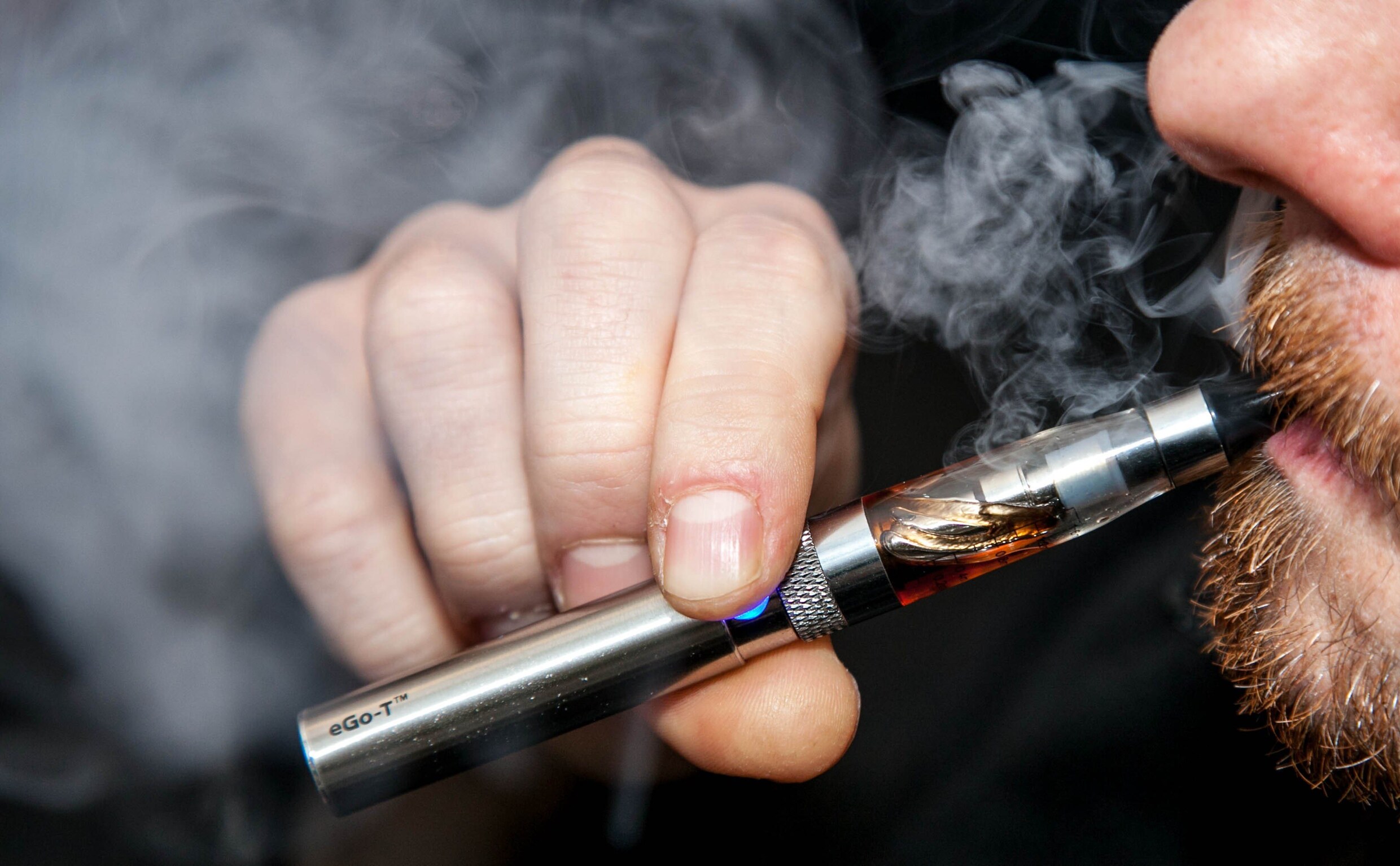 Longspecialist over eerste mogelijke slachtoffer van e-sigaret: 'Vapen is  schadelijk' | De Morgen
