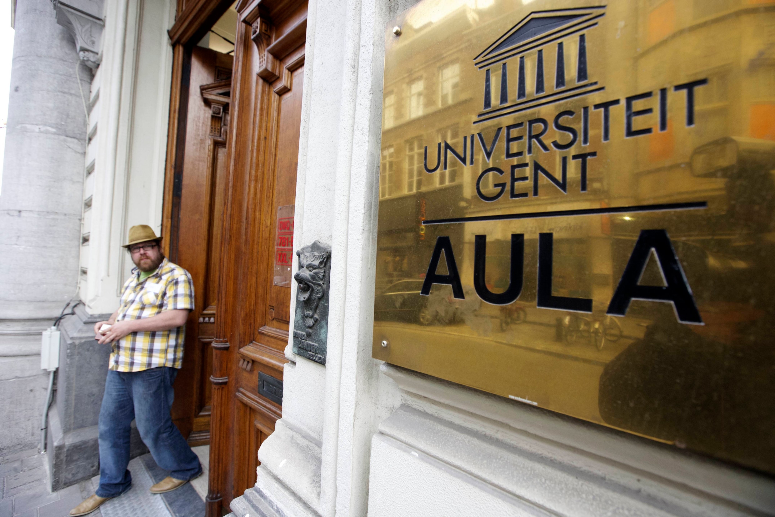 UGent schorst Vlaams Rechtsgenootschap tijdelijk na studentendoop | De ...