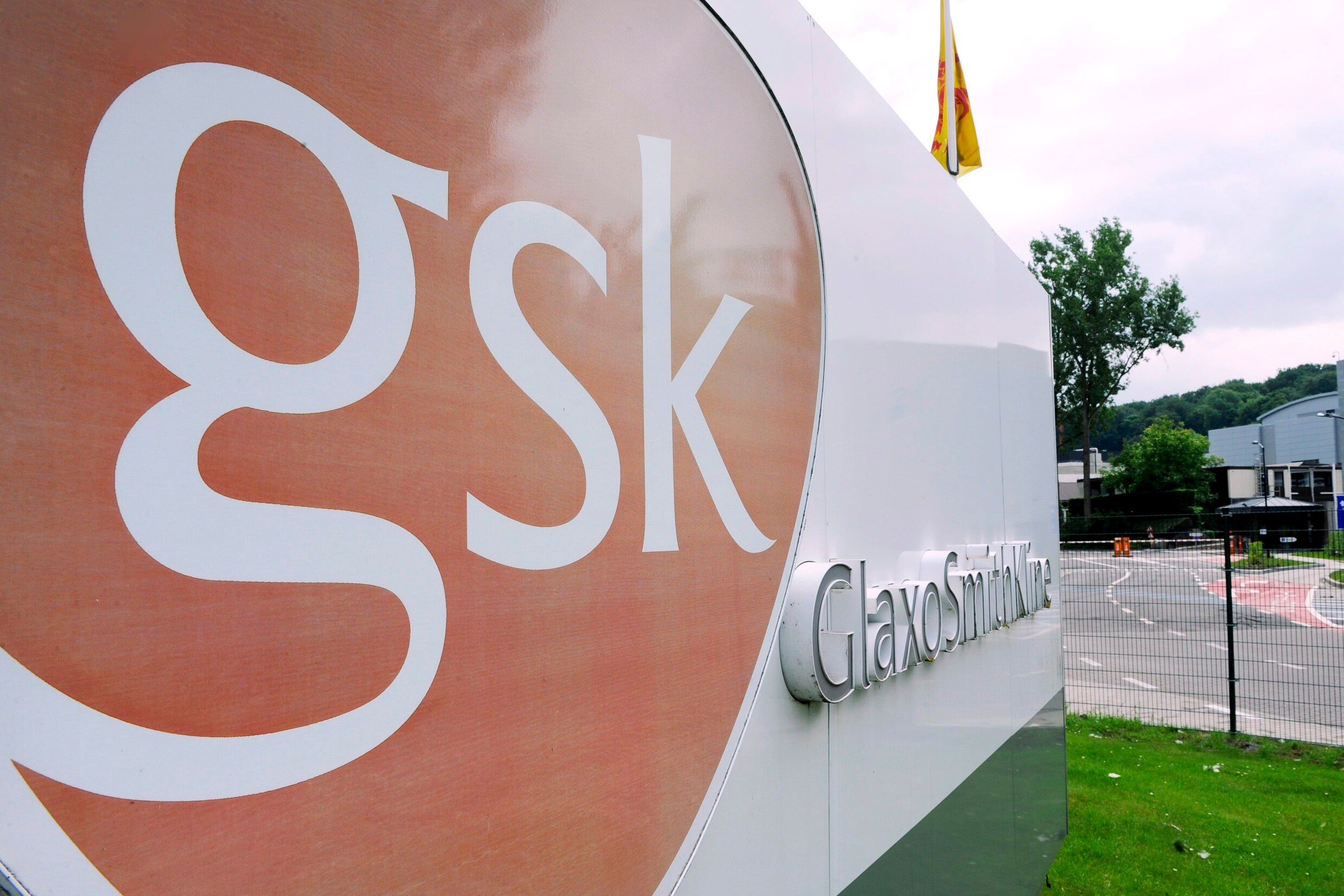 Eén dode na explosie bij farmareus GSK in Rixensart | De Morgen
