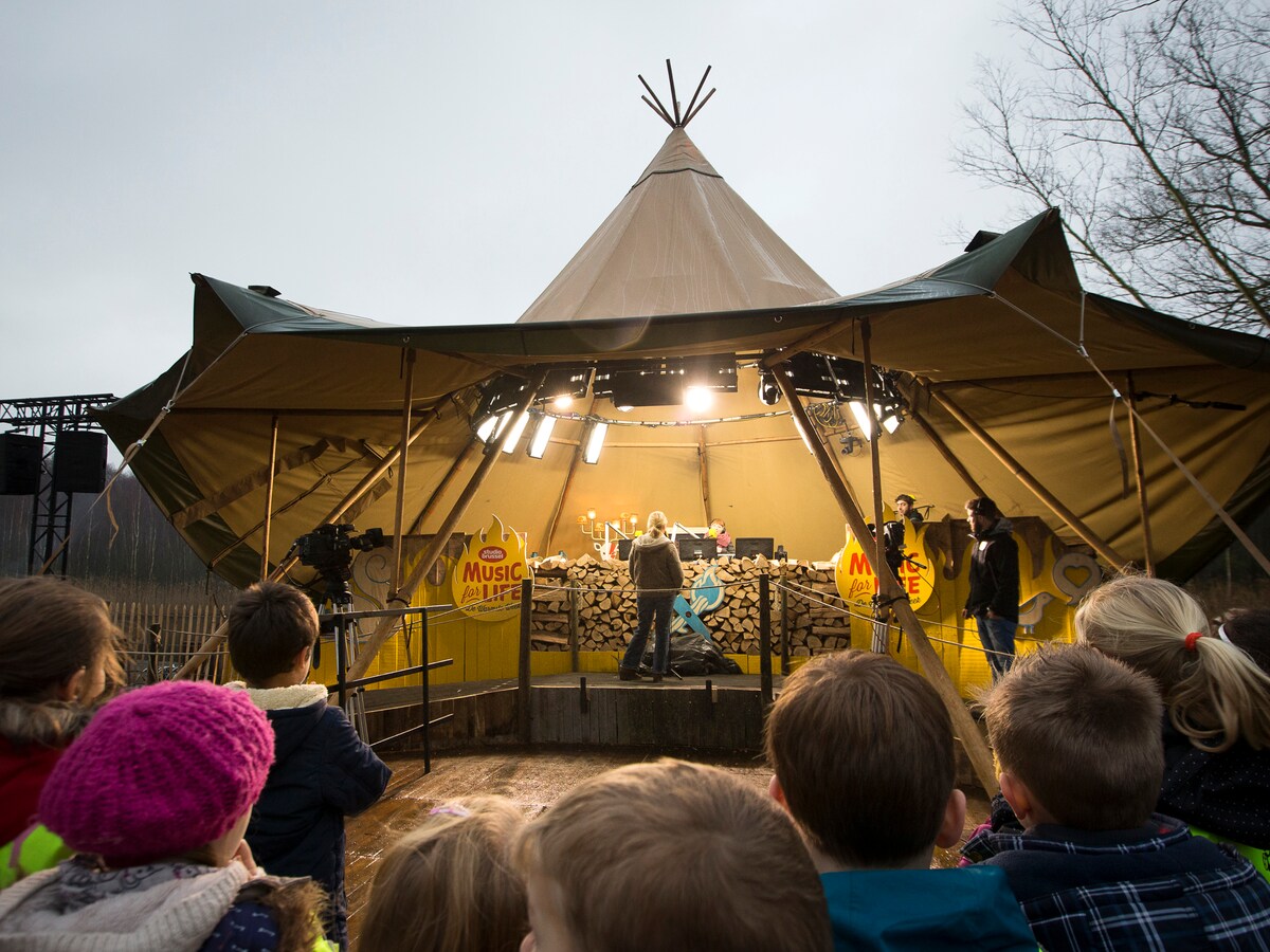De buitenstudio bij de start van De Warmste Week 2014 in De Schorre.