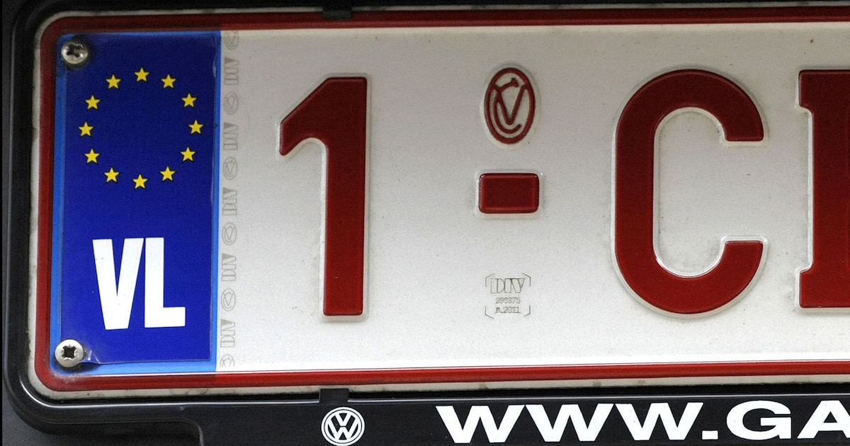 Verdubbelt regering boete voor VL-sticker op nummerplaat? | De Morgen