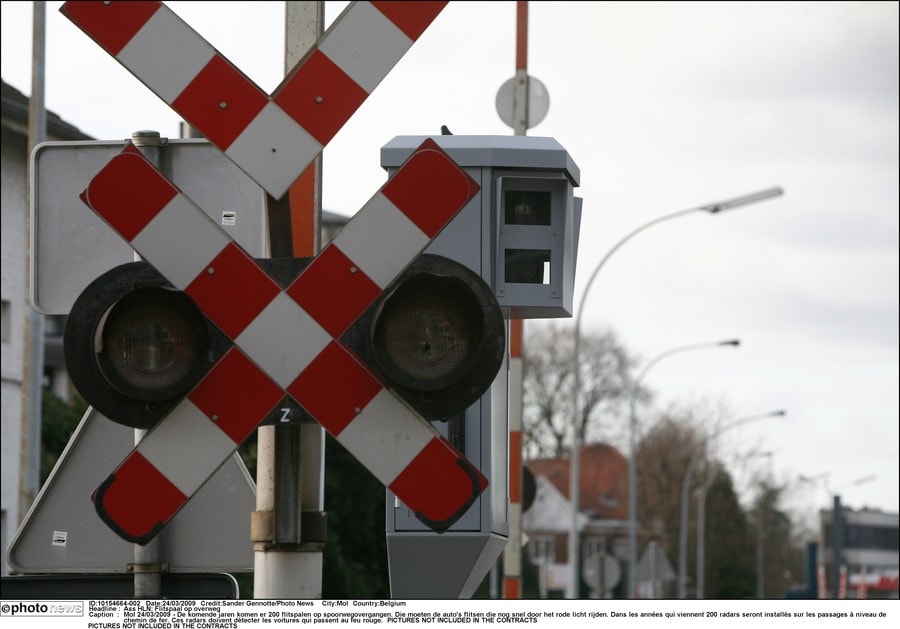 Fietser die onder slagbomen kroop, gegrepen door trein in Boutersem | De  Morgen