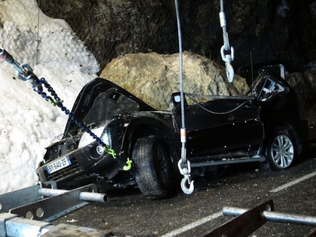 Man overleeft als bij wonder rotsblok van 12 ton op auto | De Morgen