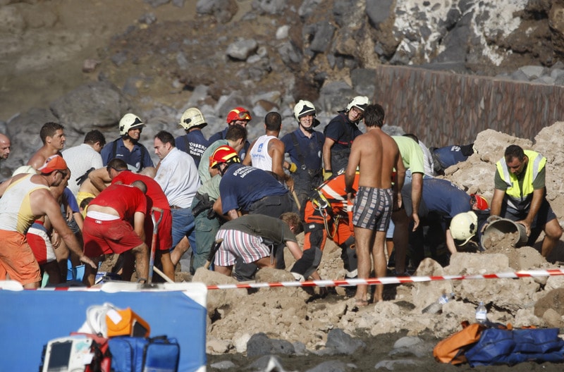 Britse en Spaanse vrouw sterven door vallende rotsen op druk strand ...