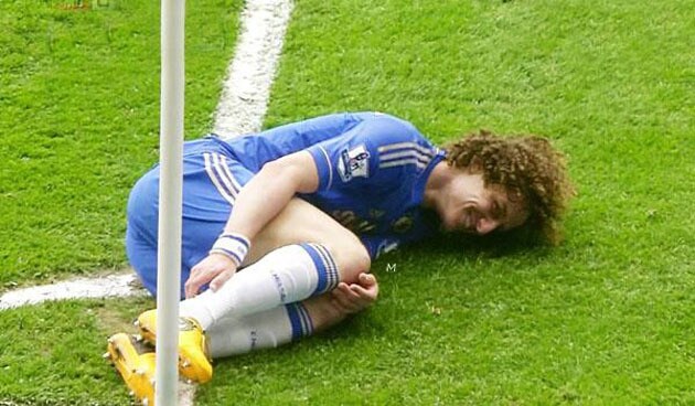 Chelsea wint op Old Trafford, maar David Luiz smeert al lachend rood ...