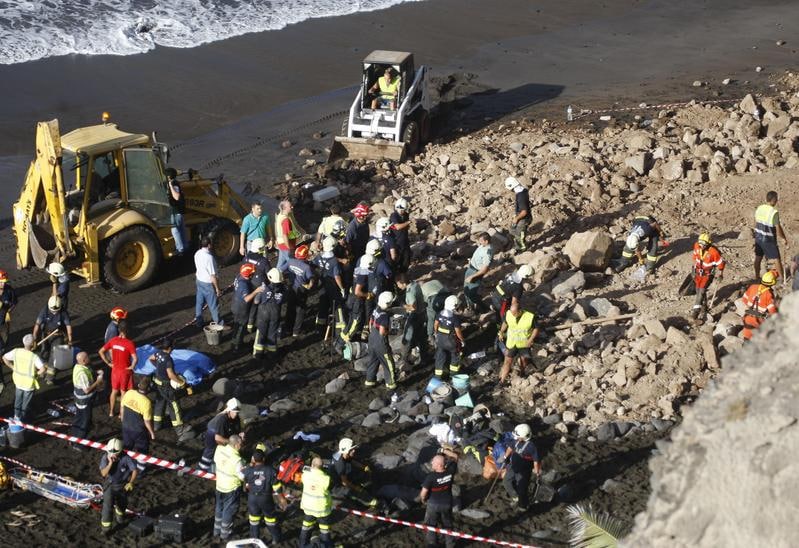 Britse en Spaanse vrouw sterven door vallende rotsen op druk strand ...