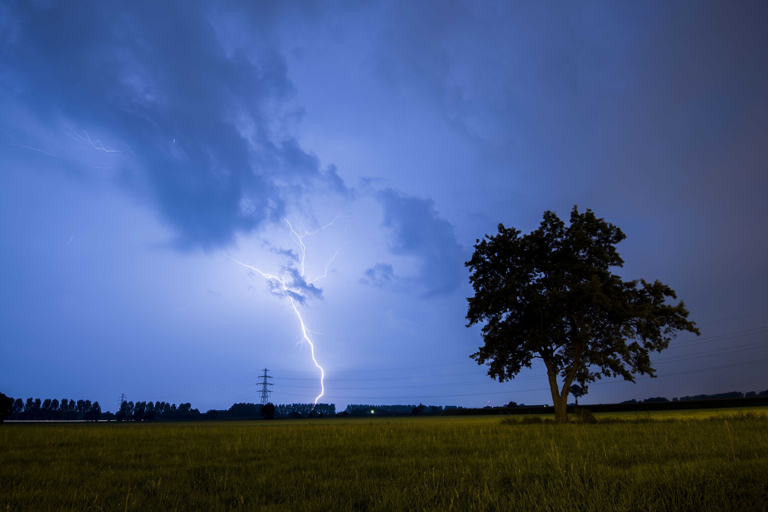 Morgen code geel voor hele land voor onweer: hier worden de buien verwacht | De Morgen