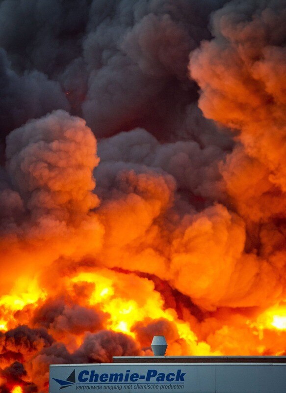 Nederlanders twitteren over brand Moerdijk: "Grote vuurbal jonguh"