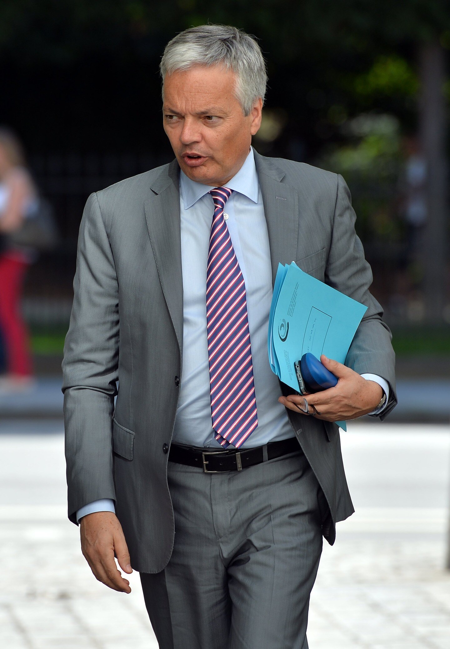 Reynders houdt zich op de vlakte over portefeuille Thyssen | De Morgen