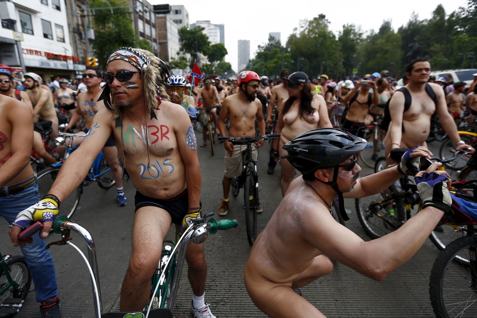 Mexicanen fietsen naakt tegen Koning Auto | De Morgen