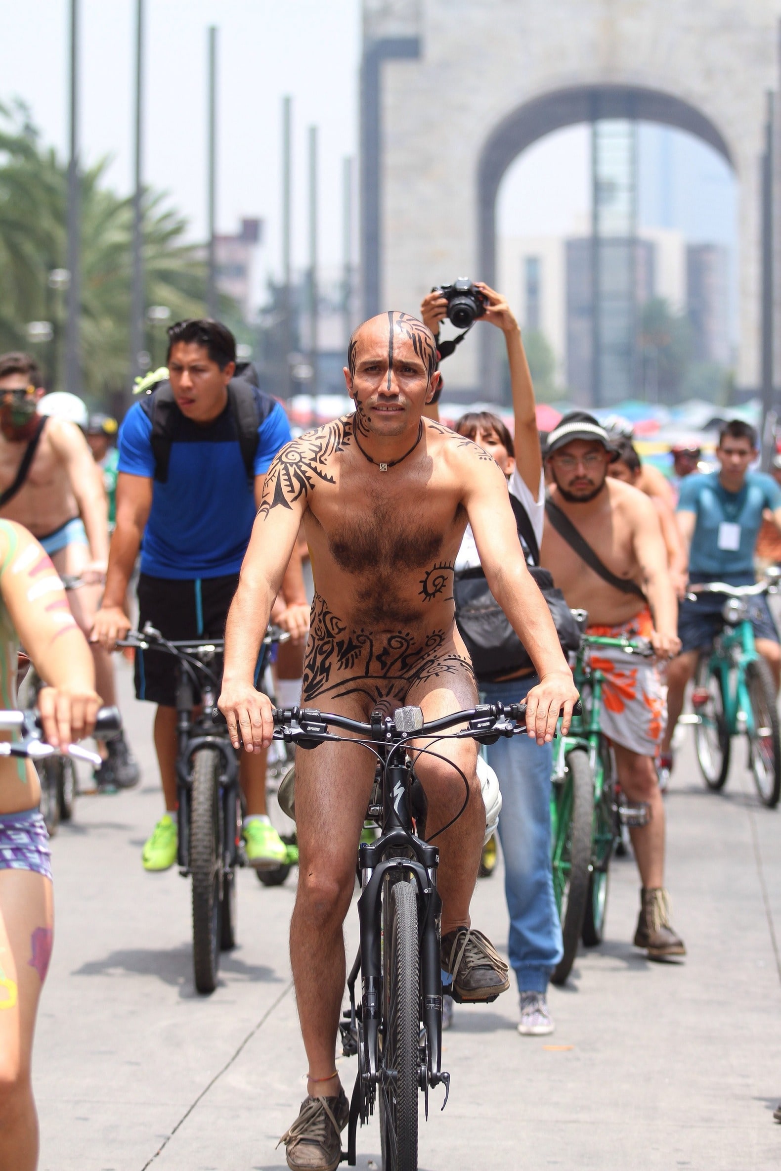 Mexicanen fietsen naakt tegen Koning Auto | De Morgen