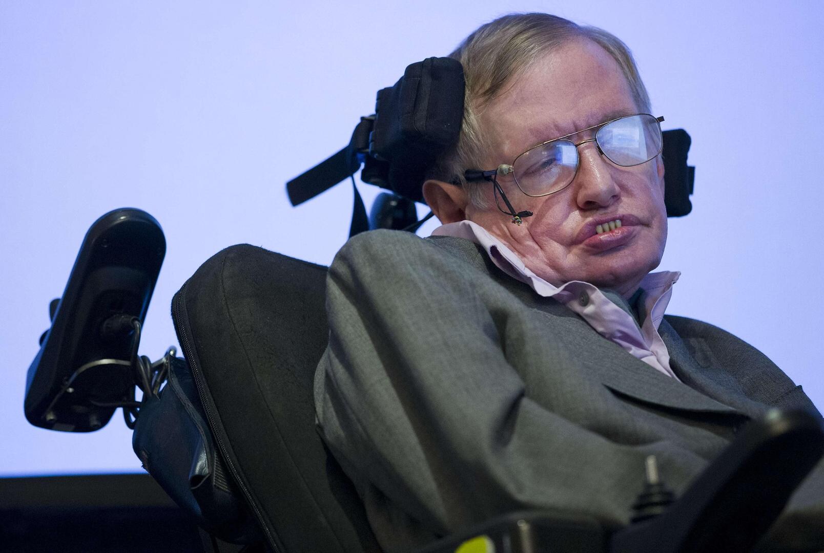 Stephen Hawking: “Aarde zal tegen 2600 grote vuurbal worden. Maar er is een uitweg”