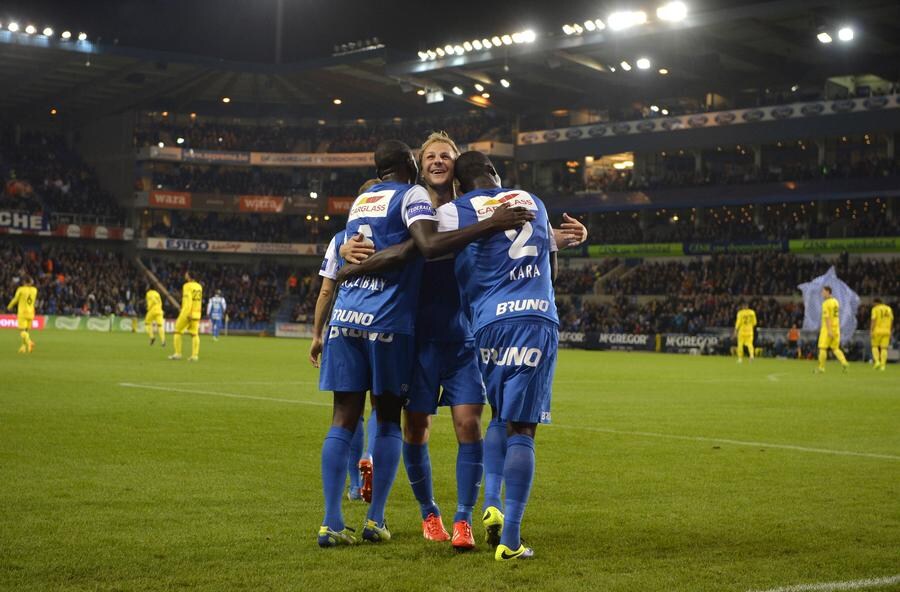 Jongen die zware val maakte in stadion Racing Genk geeft aftrap van ...