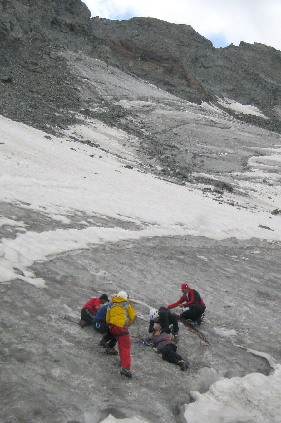Bejaarde bergbeklimmer overleeft week in gletsjerkloof