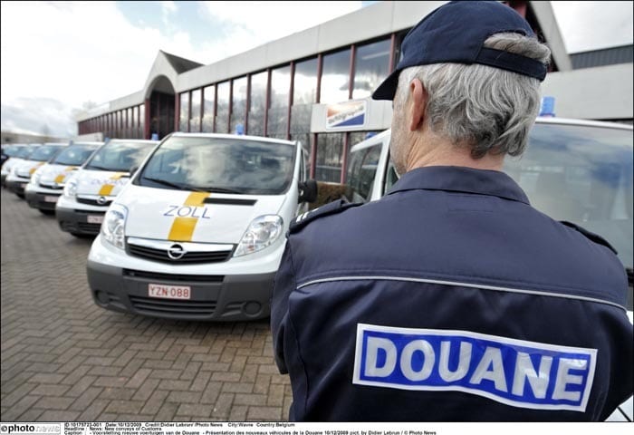 Van Overtveldt gaat douane zwaarder bewapenen | De Morgen