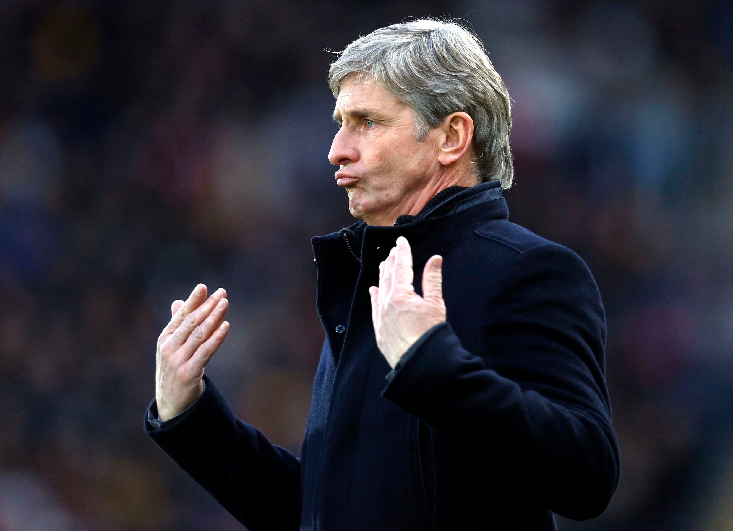 José Riga begint met pak rammel aan tweede avontuur bij Charlton: 6-0 ...