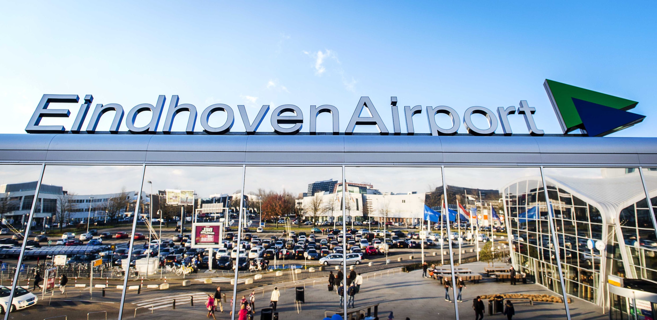 Vliegverkeer van en naar Eindhoven Airport tijd stilgelegd door penetrante lucht in verkeerstoren