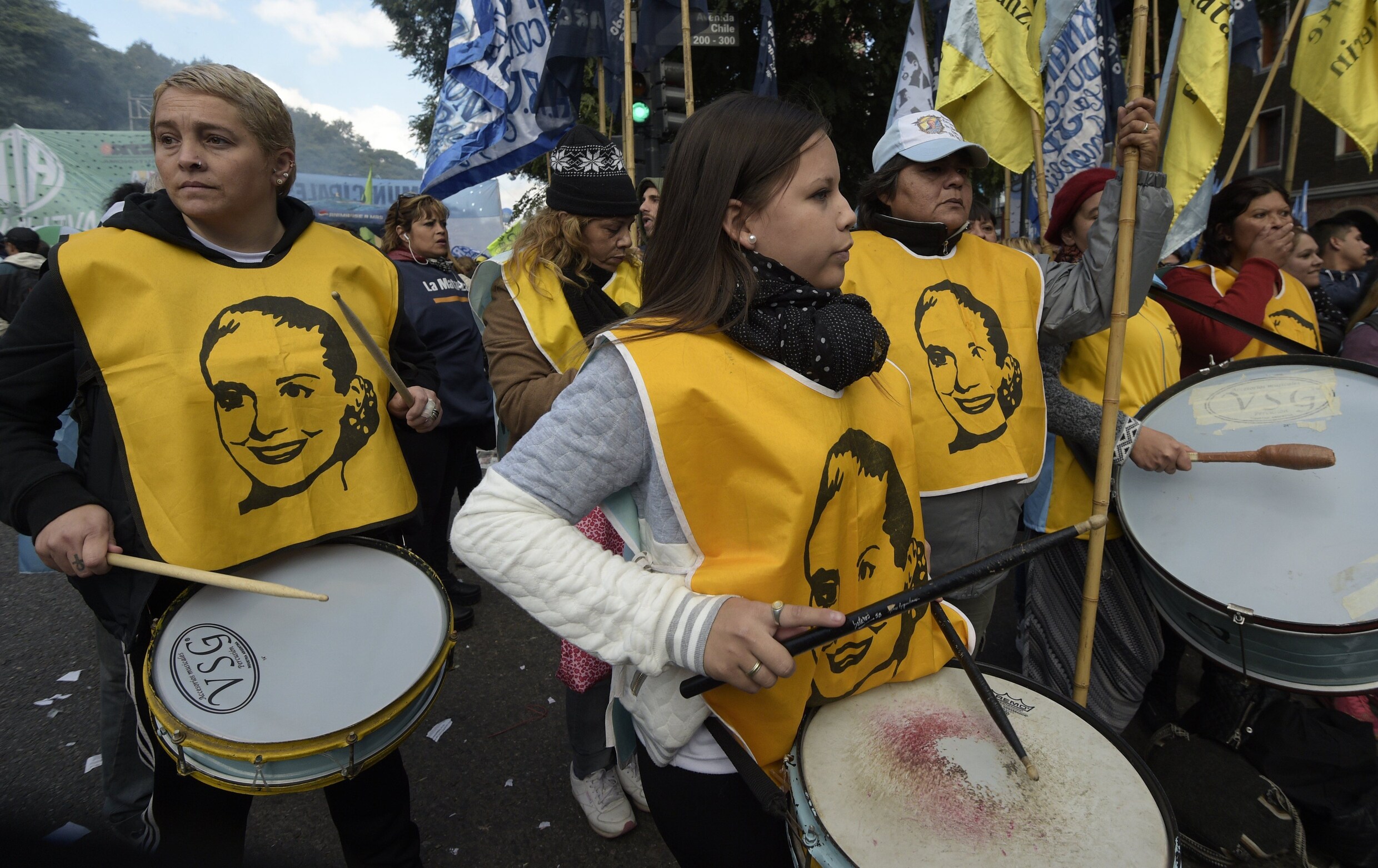 Argentijnen massaal op straat tegen ontslagen en inflatie