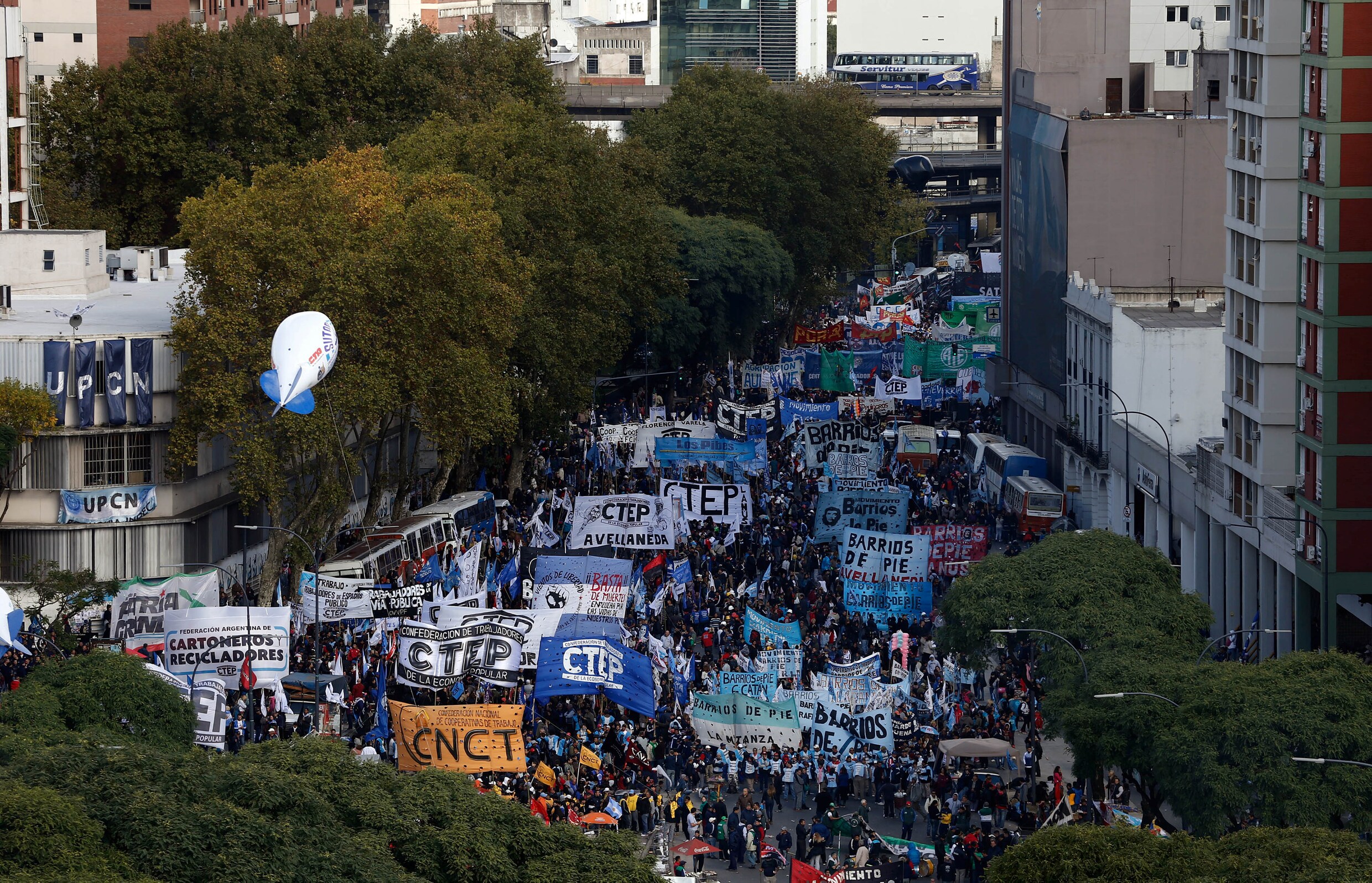 Argentijnen massaal op straat tegen ontslagen en inflatie