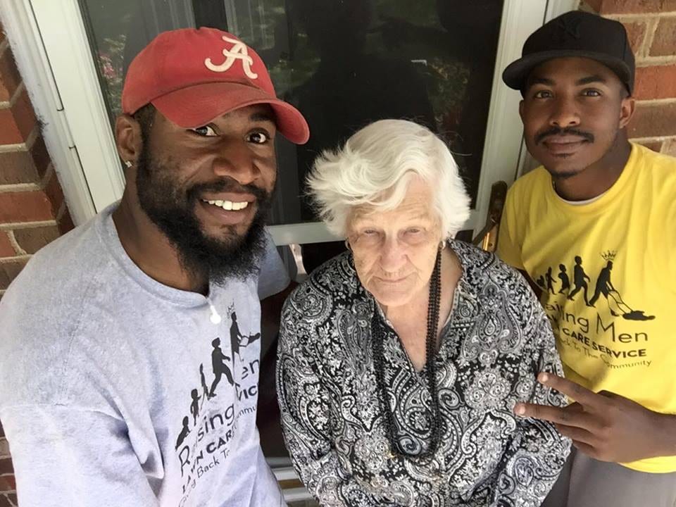 Dame (93) worstelt met grasmaaier, maar deze kerels geloven nog in dienstbetoon