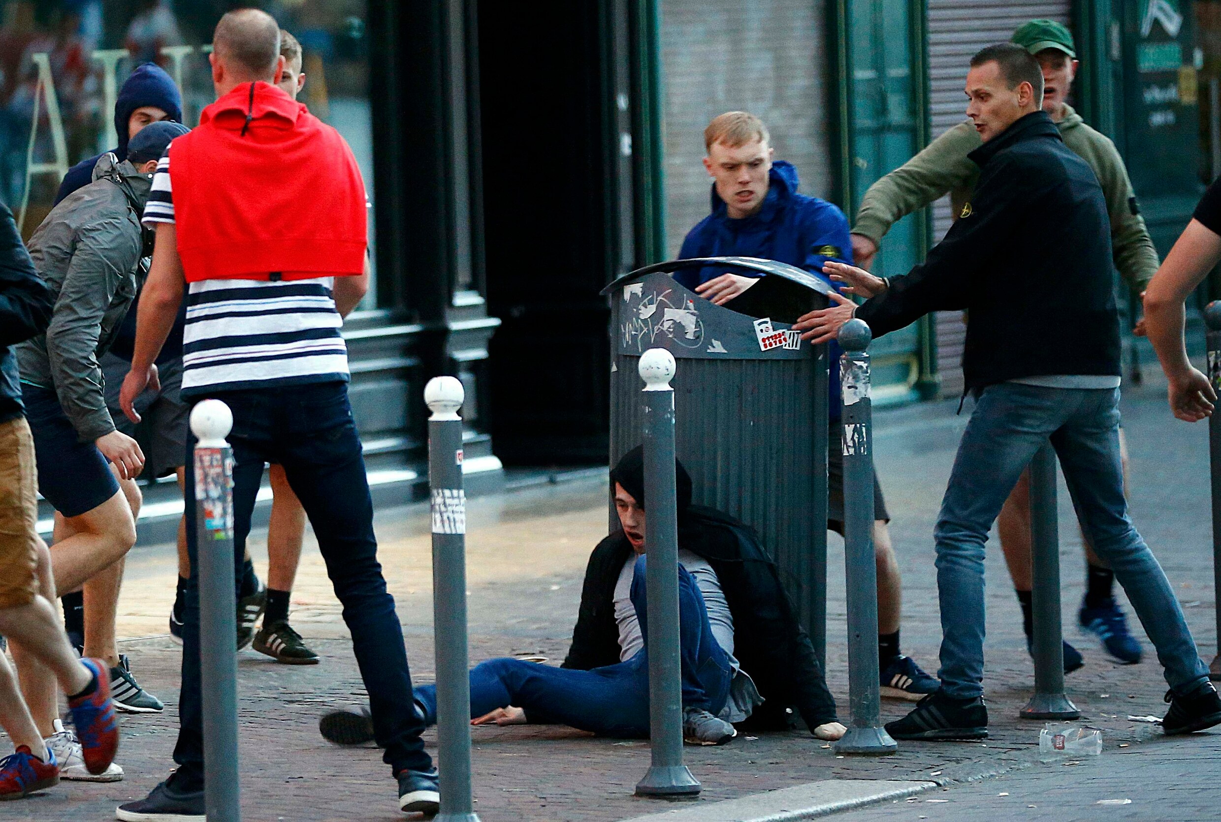 Ook vier Belgen opgepakt na nieuwe rellen in Lille | De Morgen