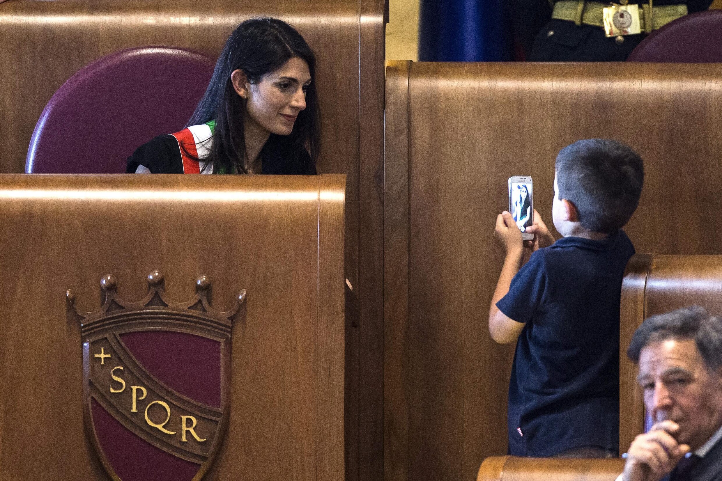Eerste vrouwelijke burgemeester van Rome legt eed af | De Morgen