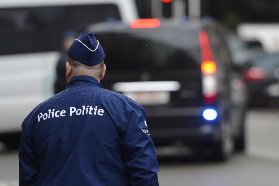 Getuige ziet "gewapende mannen" Brussels café binnendringen, politie vindt geen wapens