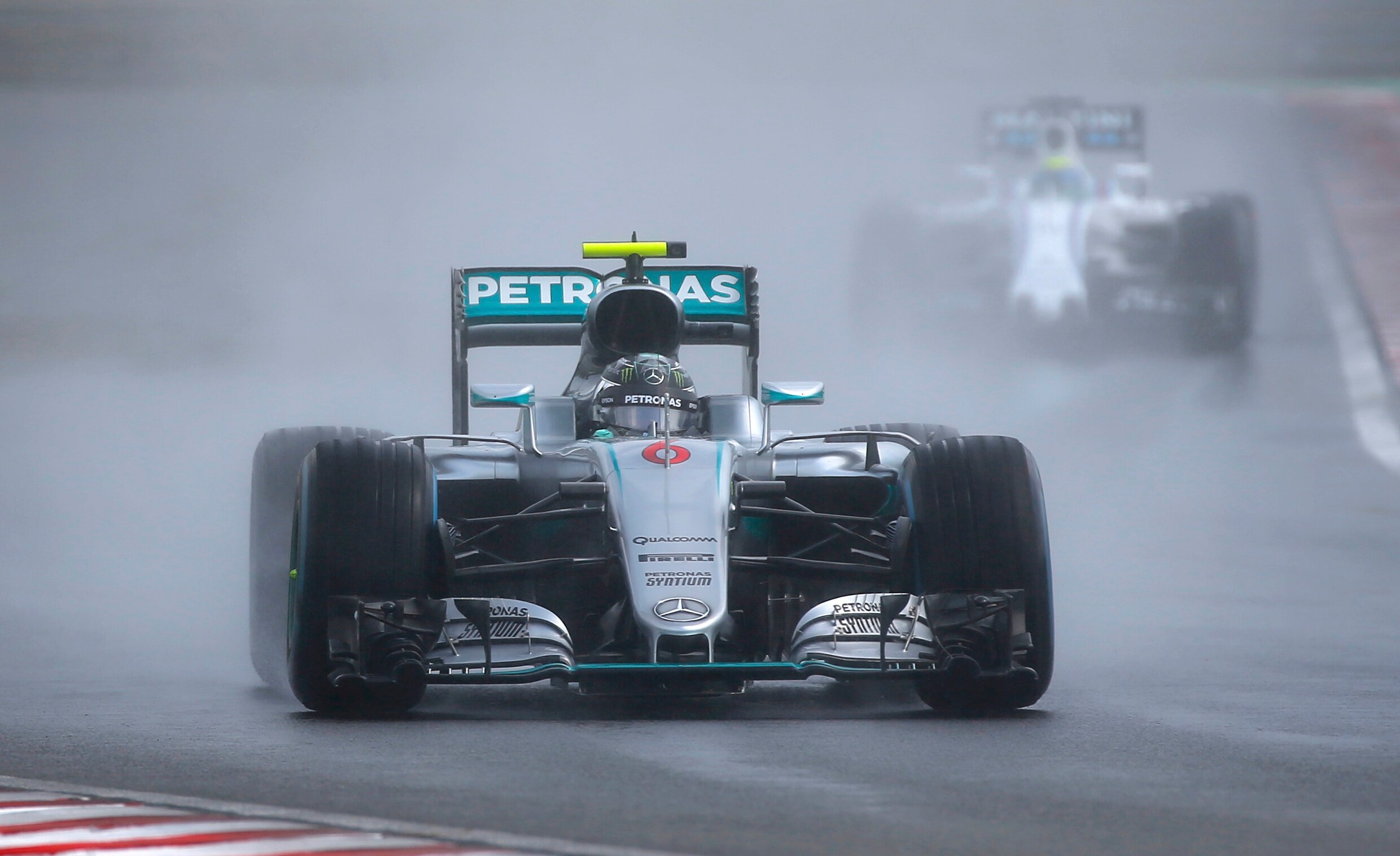Rosberg vrijuit na openlijke twijfel van ploegmaat en behoudt poleposition