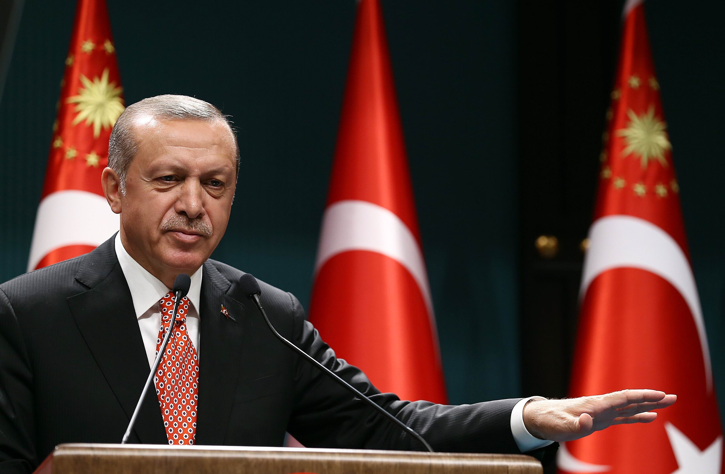 Erdogan laat "rechterhand" van Gülen arresteren en ontbindt presidentiële garde