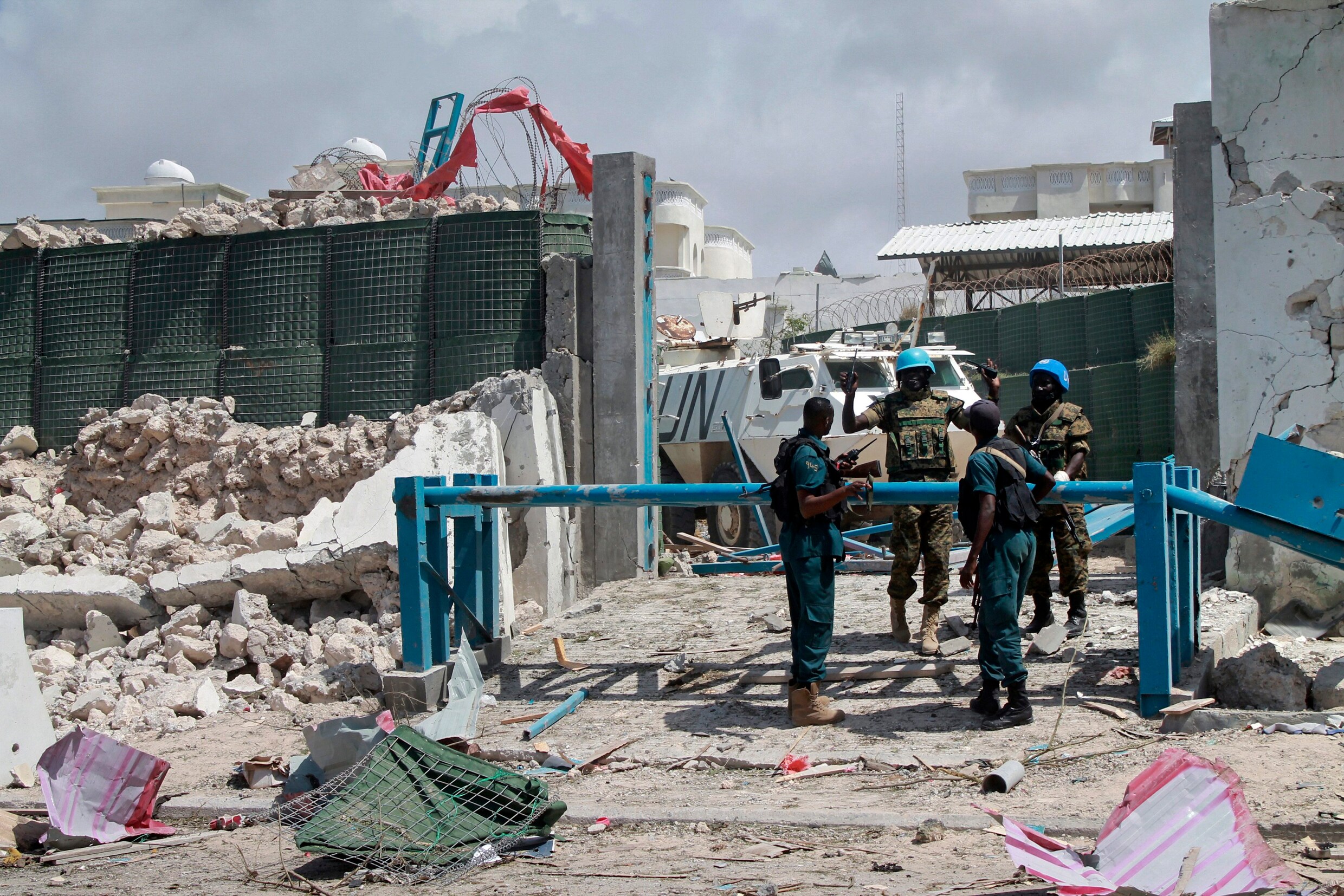 Minstens veertien doden bij aanslag met bomauto's in Mogadishu