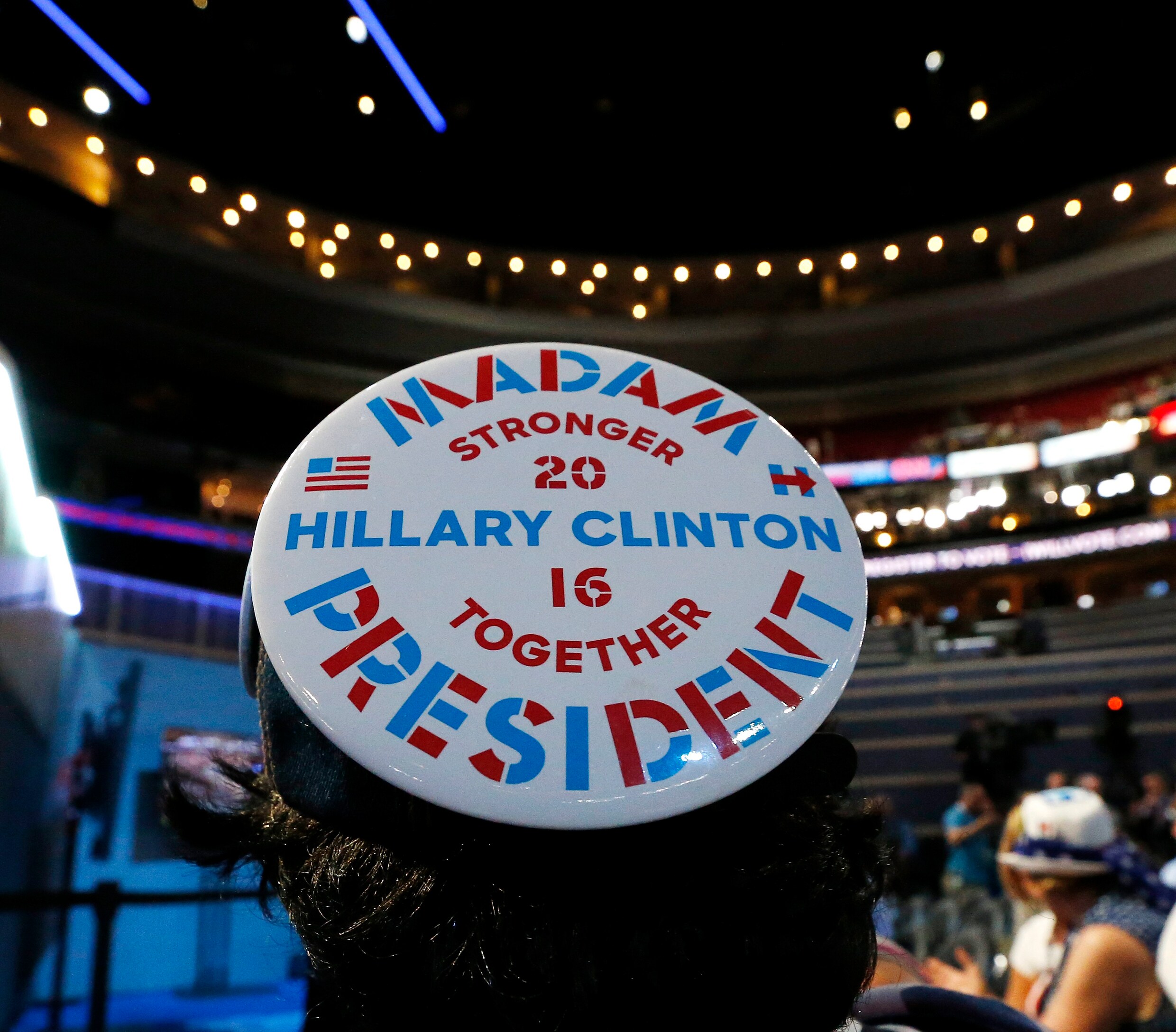 Hillary Clinton aanvaardt nominatie en trapt campagne op gang