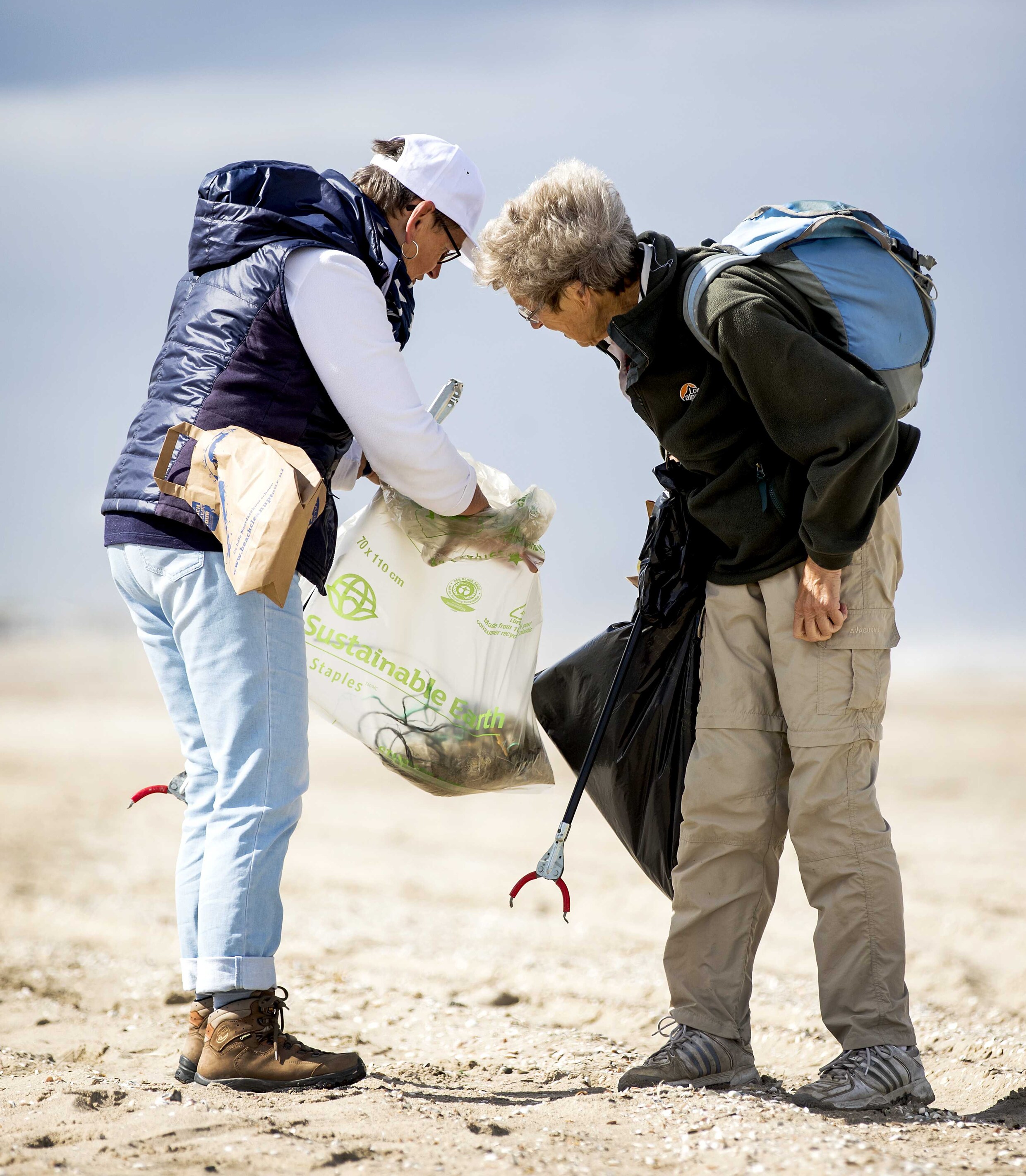 Koeienhuid, bh en 19.000 kilo ander afval geruimd op Nederlandse stranden