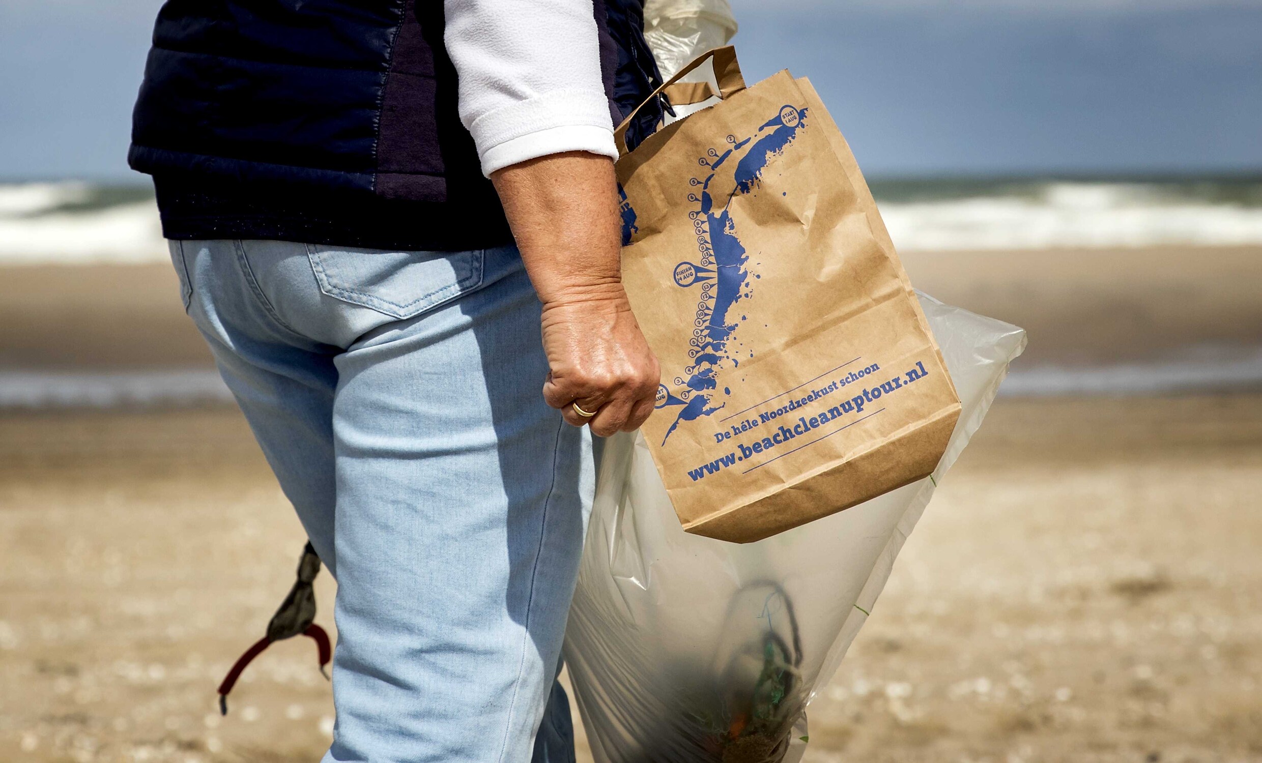 Koeienhuid, bh en 19.000 kilo ander afval geruimd op Nederlandse stranden