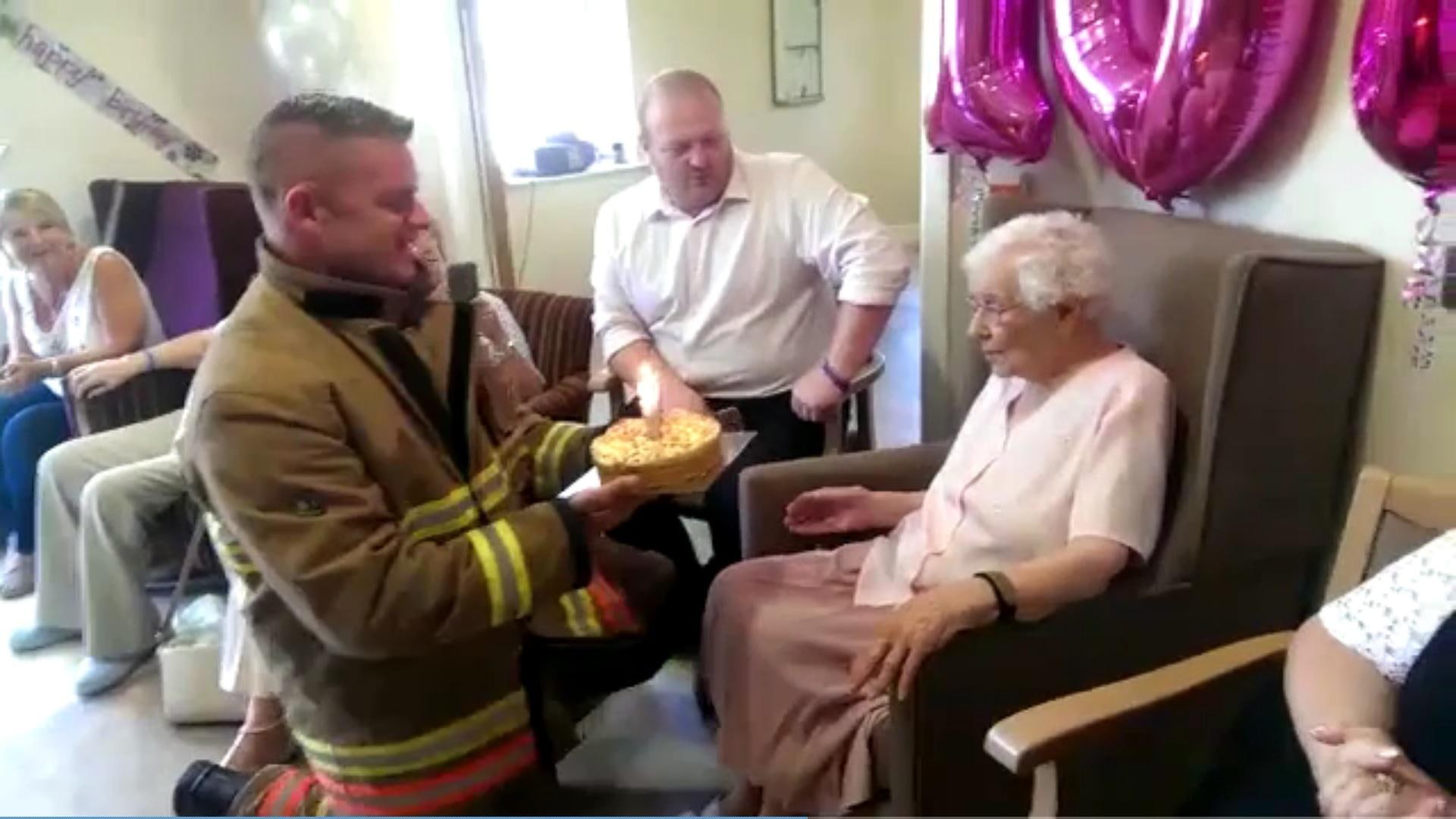 105-jarige verrast rusthuis met dit ondeugende verjaardagscadeau