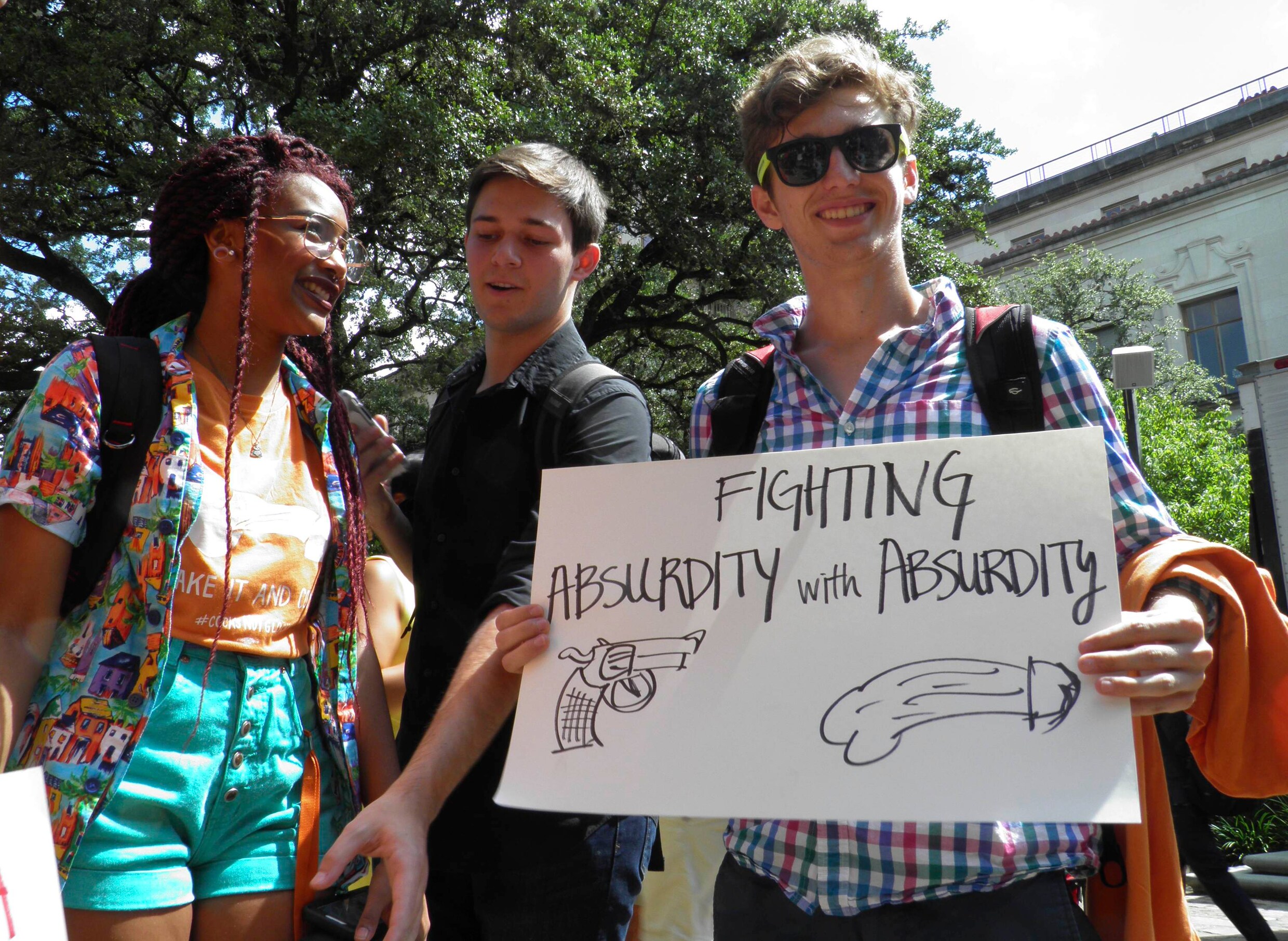 Studenten protesteren met dildo's tegen omstreden wapenwet