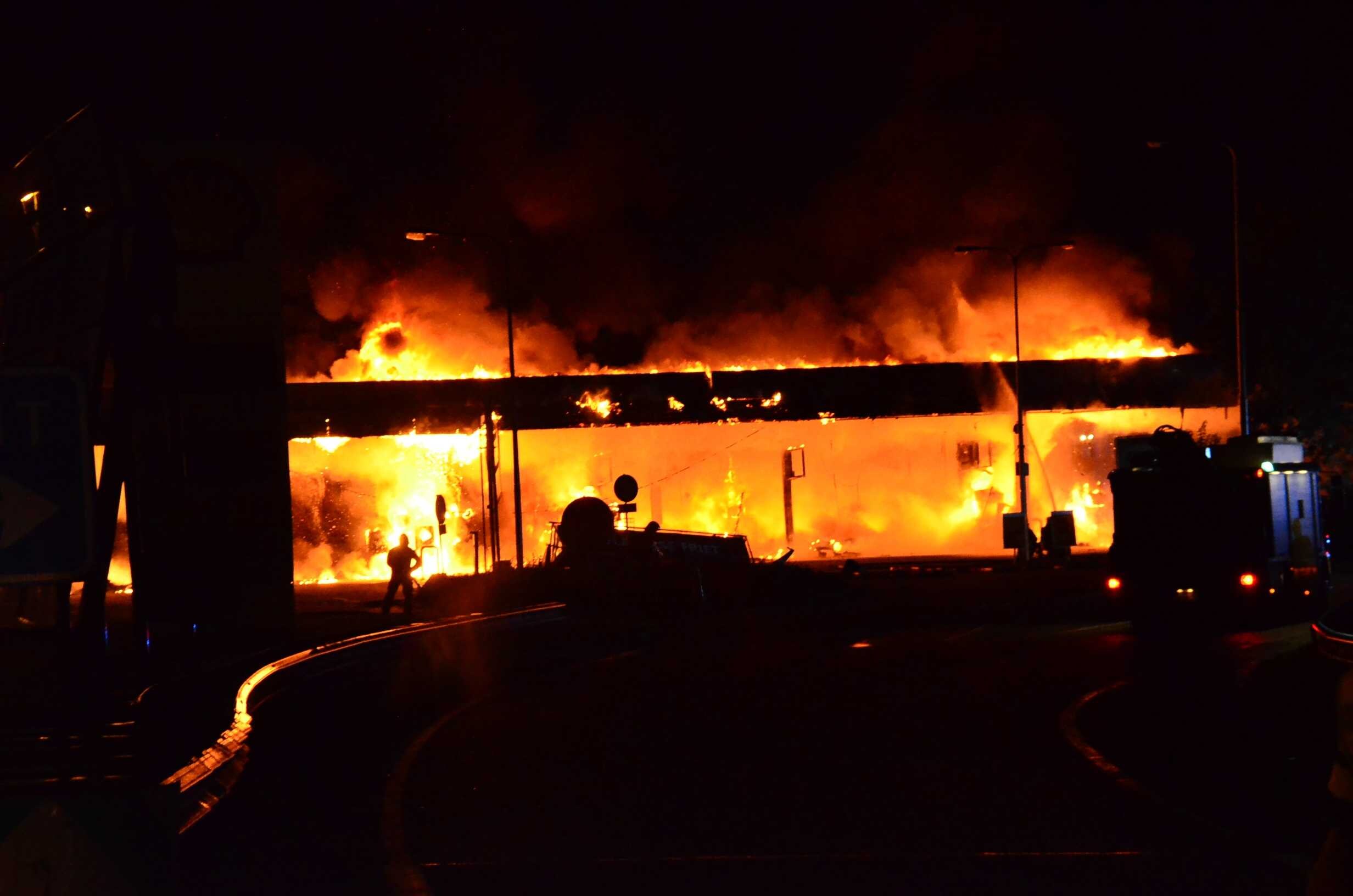 Man wil zelfmoord plegen en veroorzaakt grote brand in Nederlands tankstation