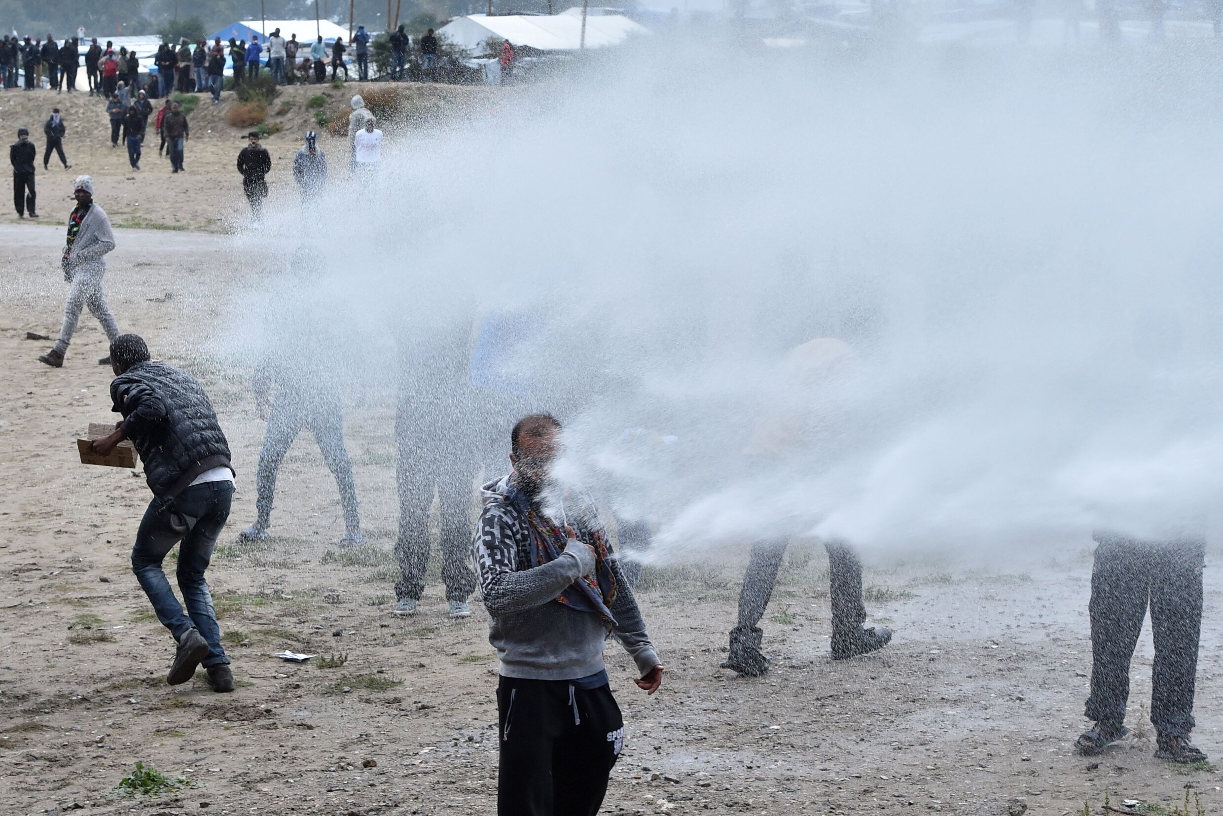 Politie Calais zet waterkanon in tegen pro-vluchtelingenbetogers