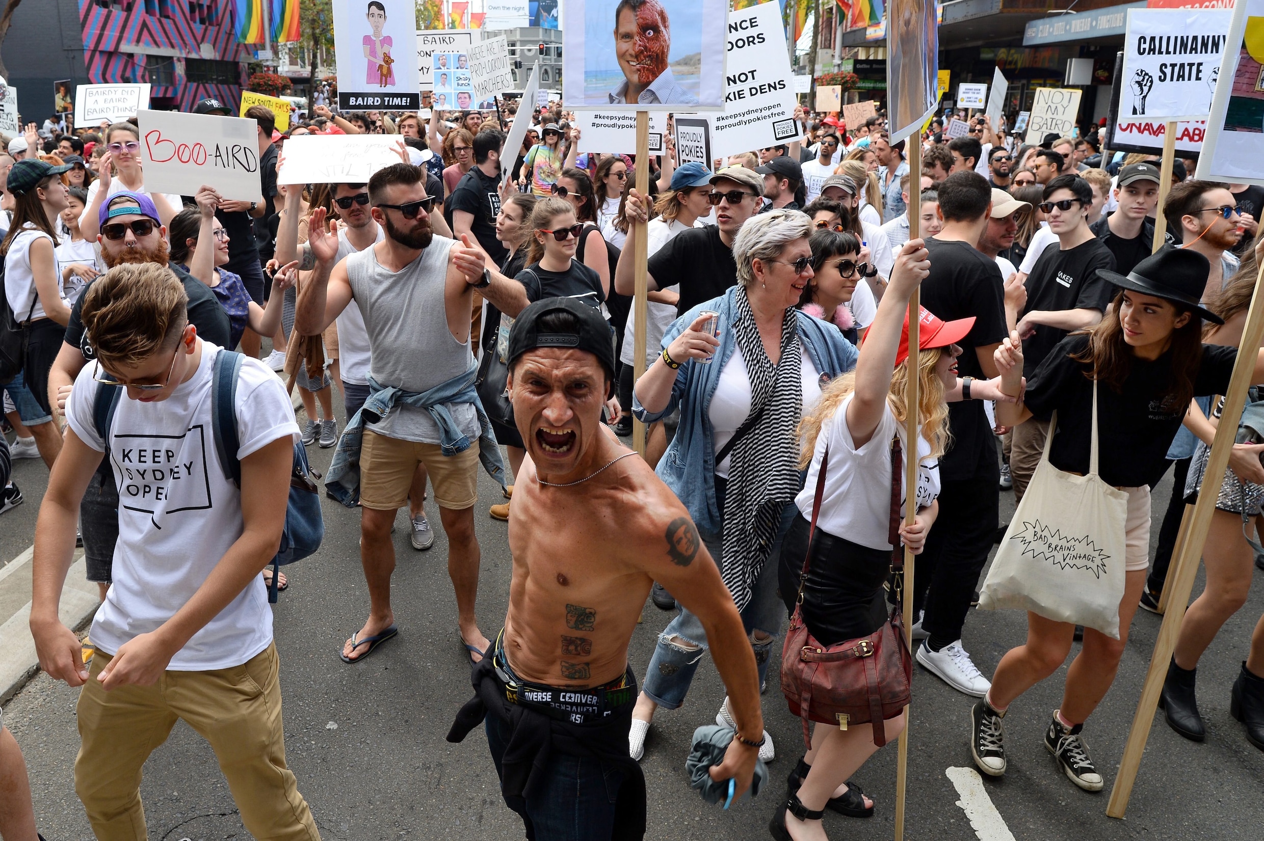 Na 1u30 verboden op café te gaan: 10.000 mensen protesteren in Sydney tegen avondklok