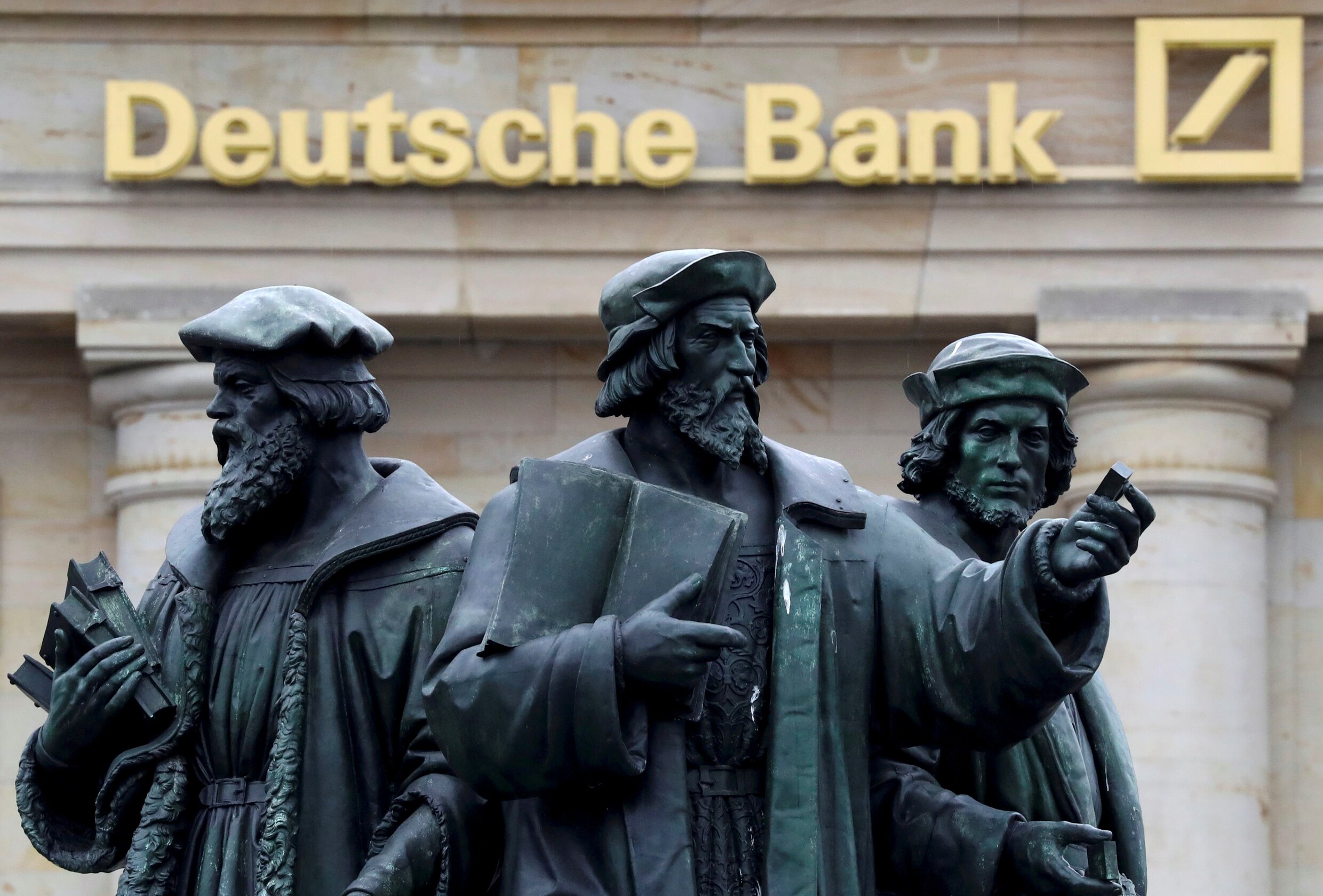 Deutsche Bank verrast met winst, maar spreekt van "moeilijke situatie"