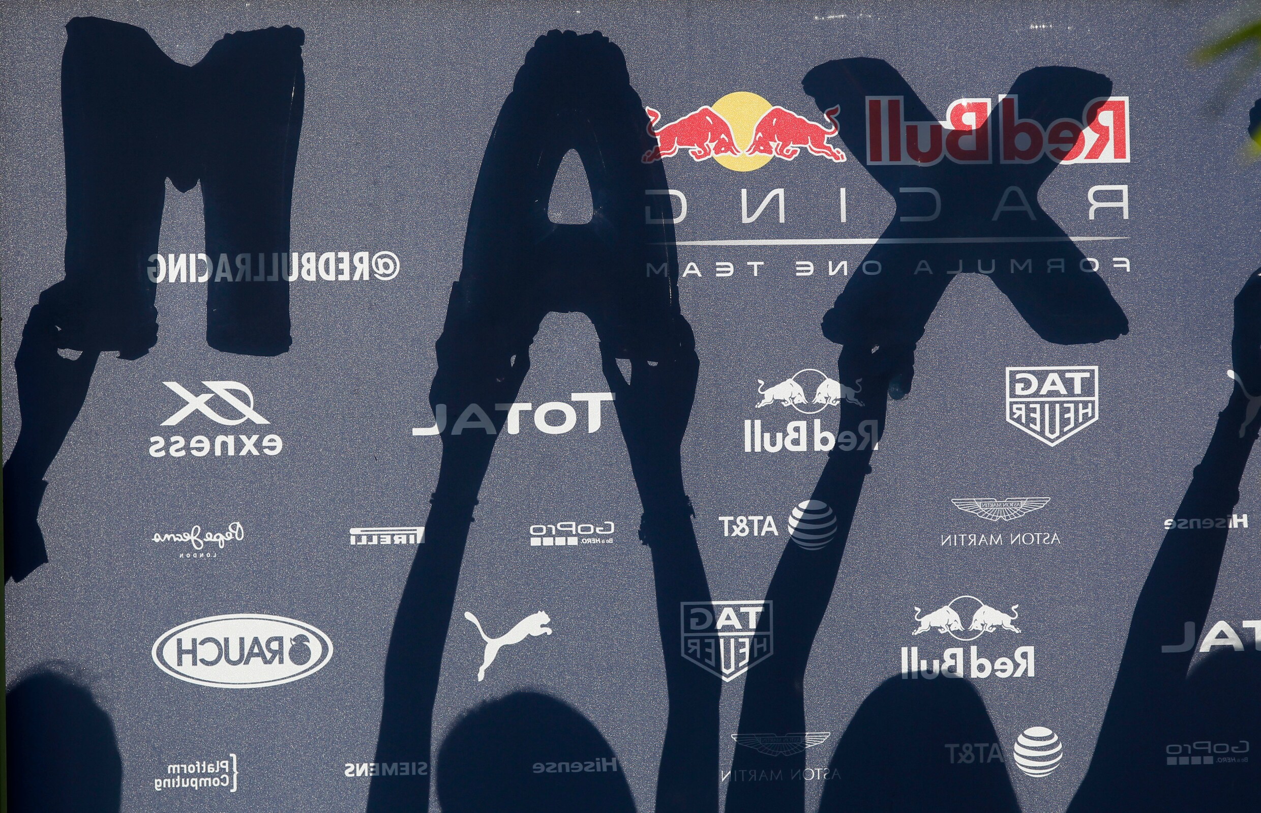 Ex-wereldkampioen haalt (weer) stevig uit naar Max Verstappen: "Gevaarlijk racegedrag komt door videospelletjes"
