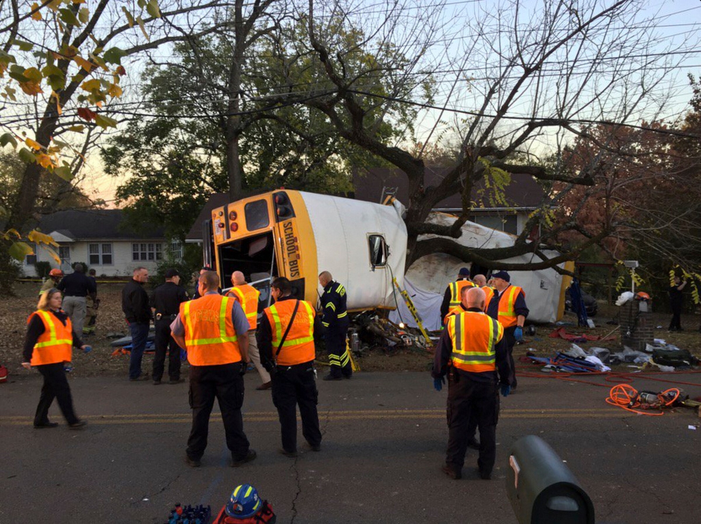 Amerikaanse schoolbus rijdt tegen boom: zes doden