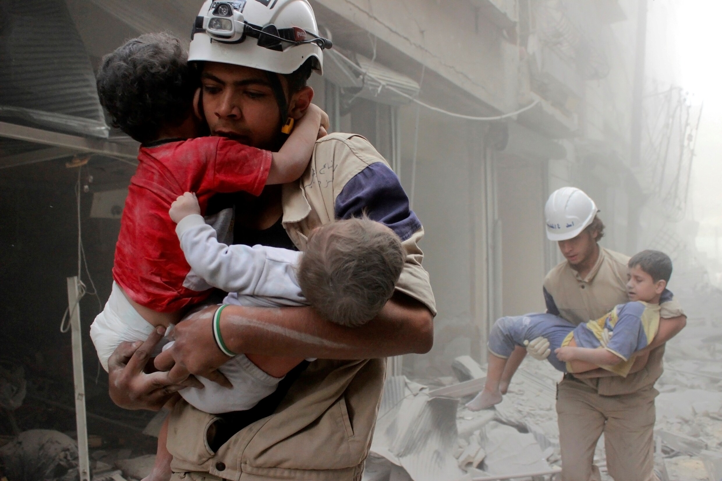 Honderden 'Witte Helmen' uit Syrië gehaald