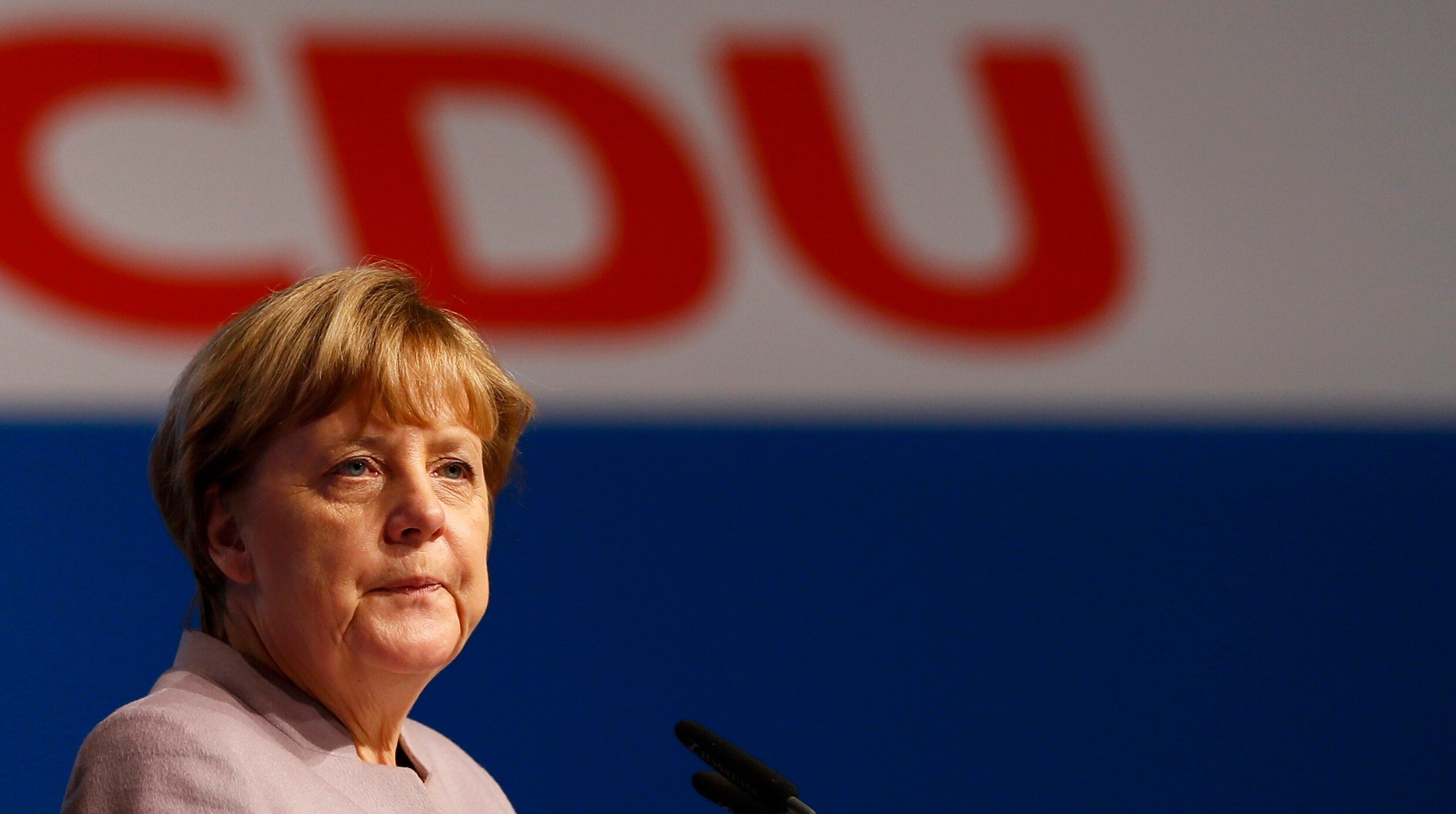 Merkel betreurt uitslag referendum Italië