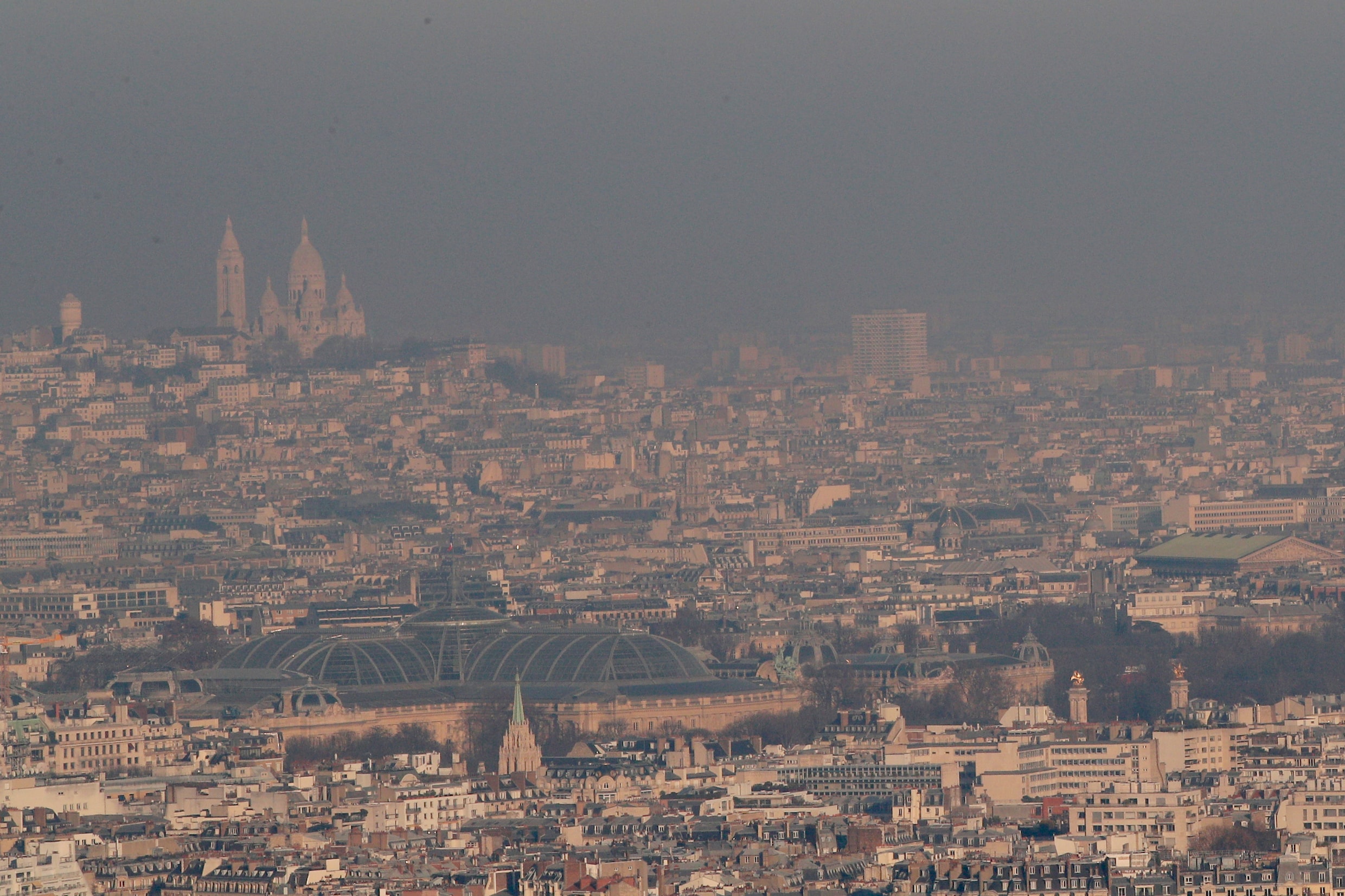 Parijs voert morgen alternerend rijden in wegens luchtvervuiling
