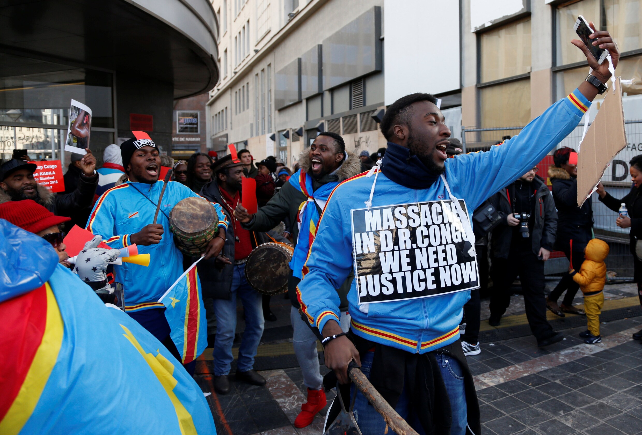 Protest Congolezen In Brussel Loopt Uit De Hand Betogers Gooien Met