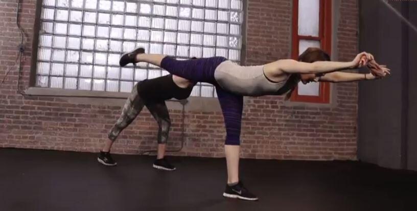 Je kan je hele lichaam trainen met alleen een ... handdoek | De Morgen