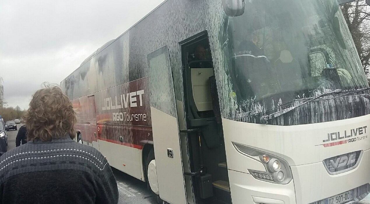 Tegenstanders stichten brand en vallen bussen met Le Pen-aanhangers aan in Frankrijk