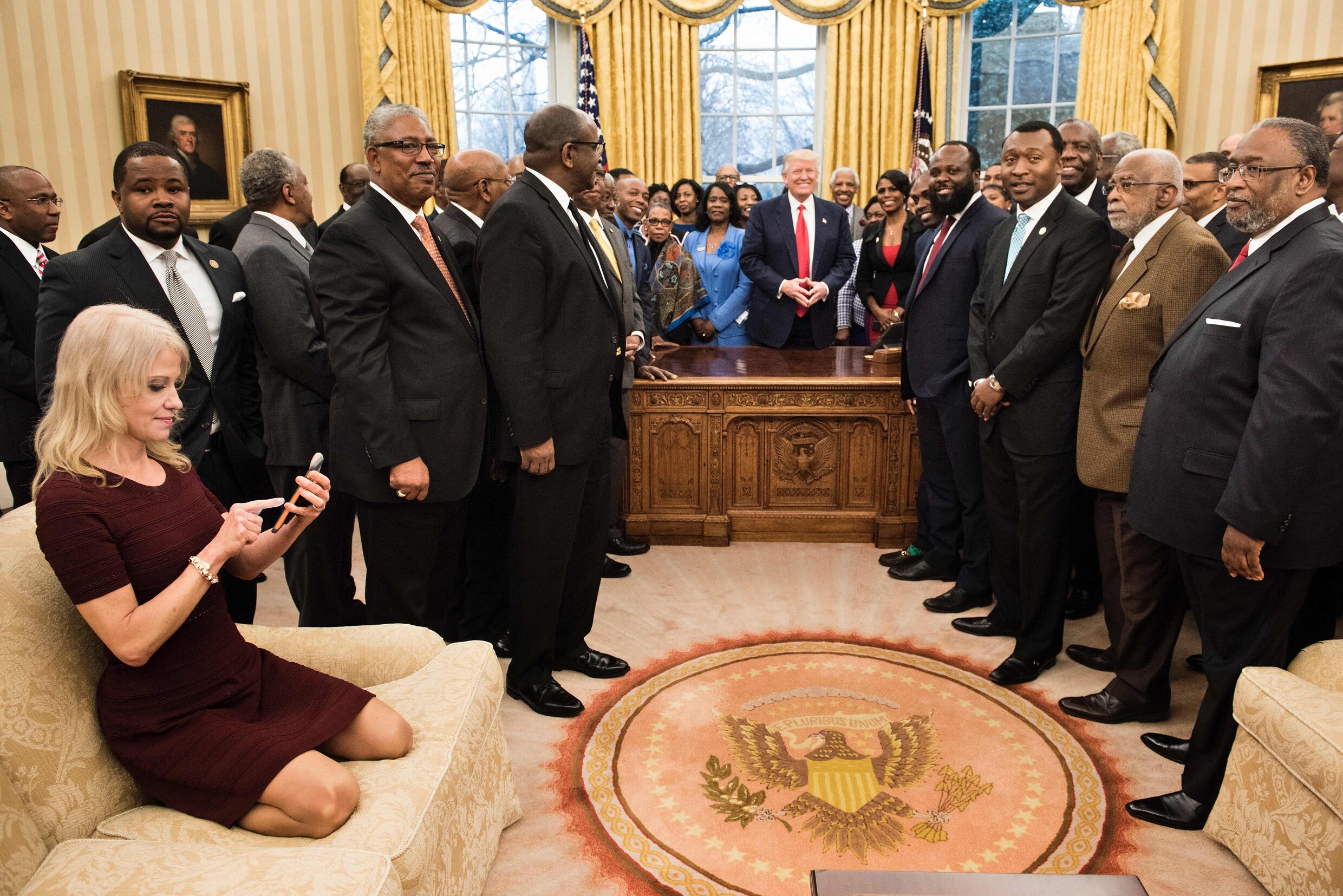 Foto van Trumps adviseur Conway op sofa in Witte Huis doet stof opwaaien