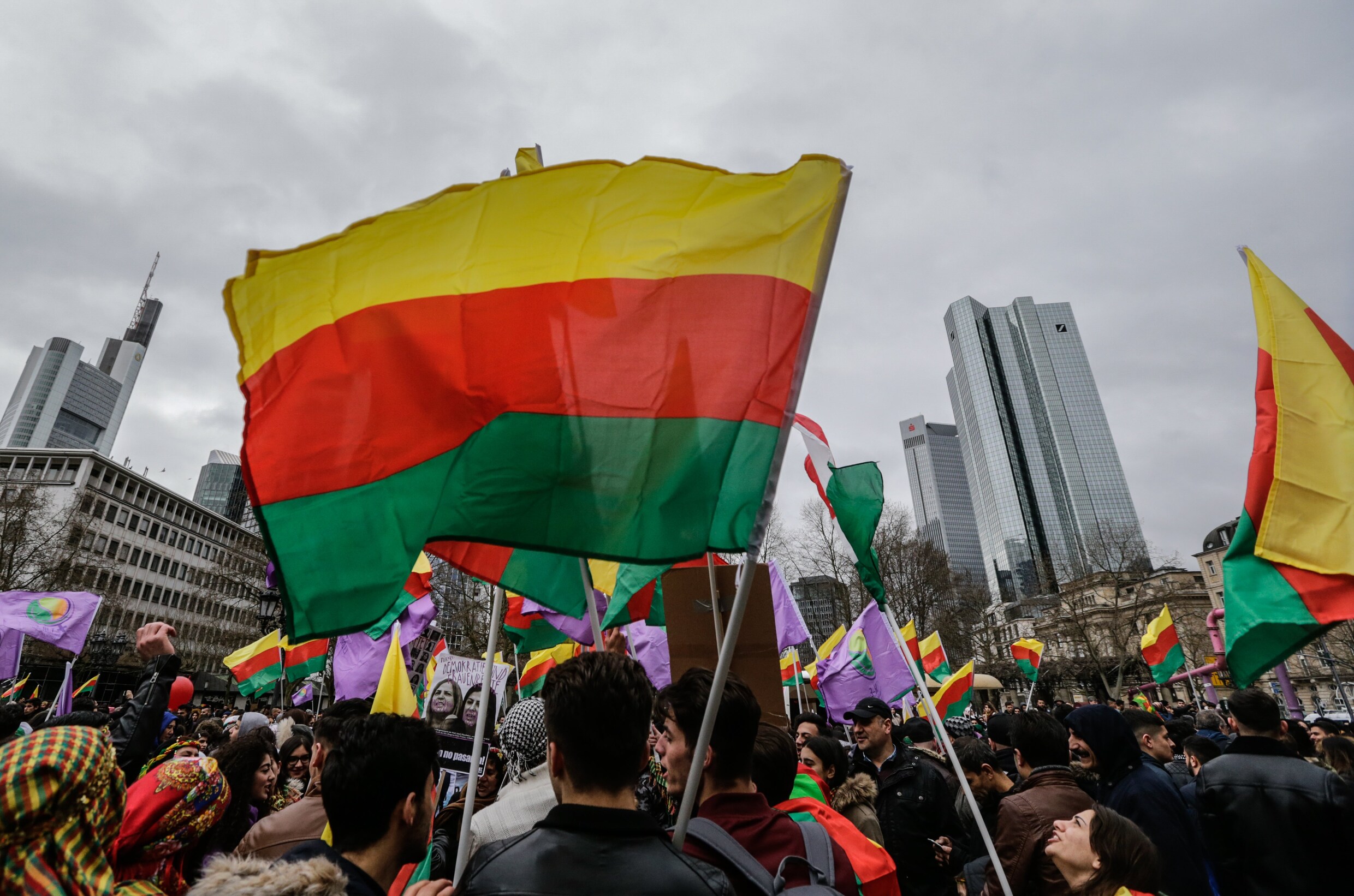 Tienduizenden Koerden betogen in Frankfurt voor "democratie in Turkije"